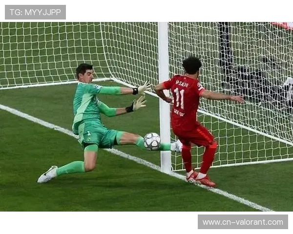 莱比锡红牛门将扑救瞬间,力保球门不失